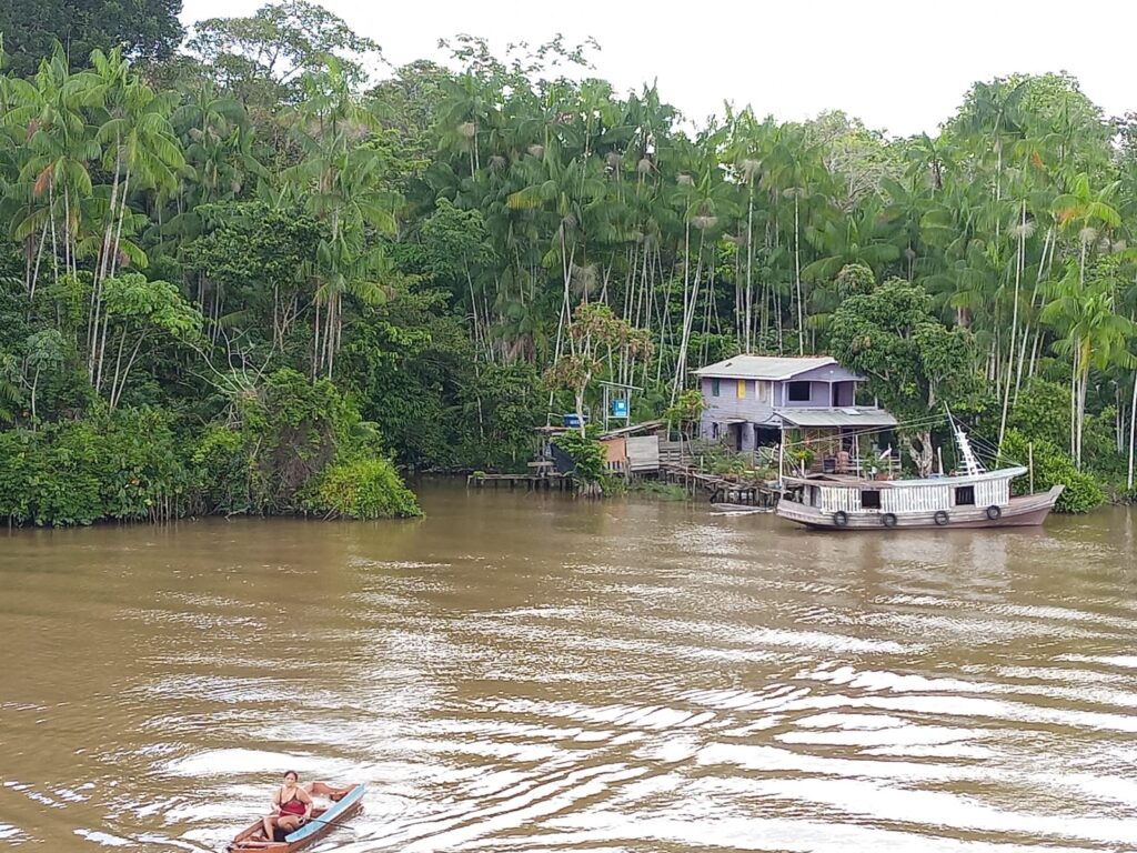 Comunidades que viven en las orillas del Amazonas y que me matan de curiosidad porque han de tener una manera de vivir inimaginable para mí
