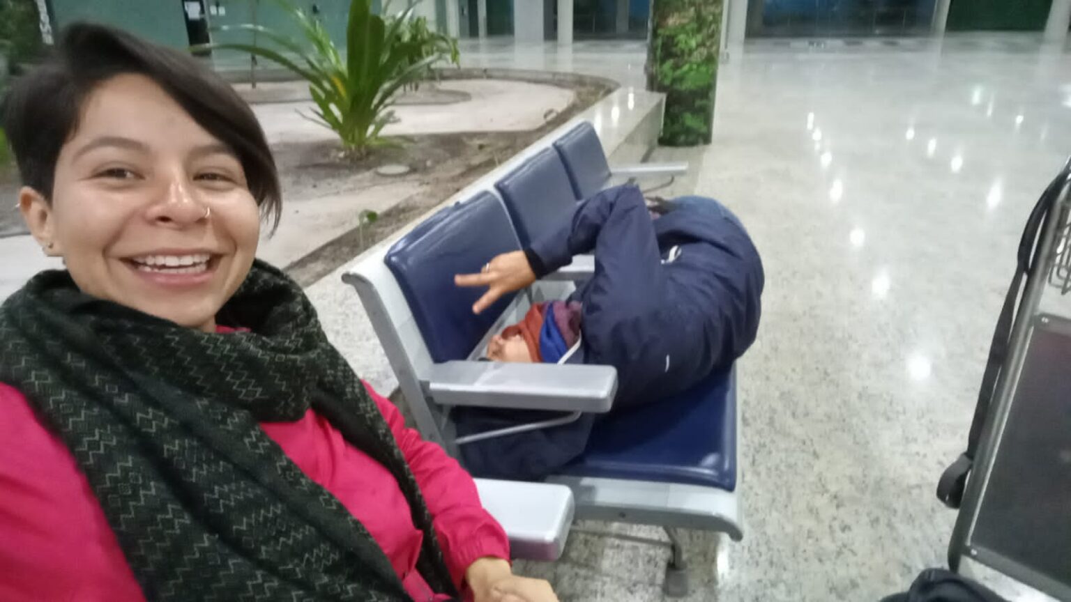 Emi durmiendo en el aeropuerto